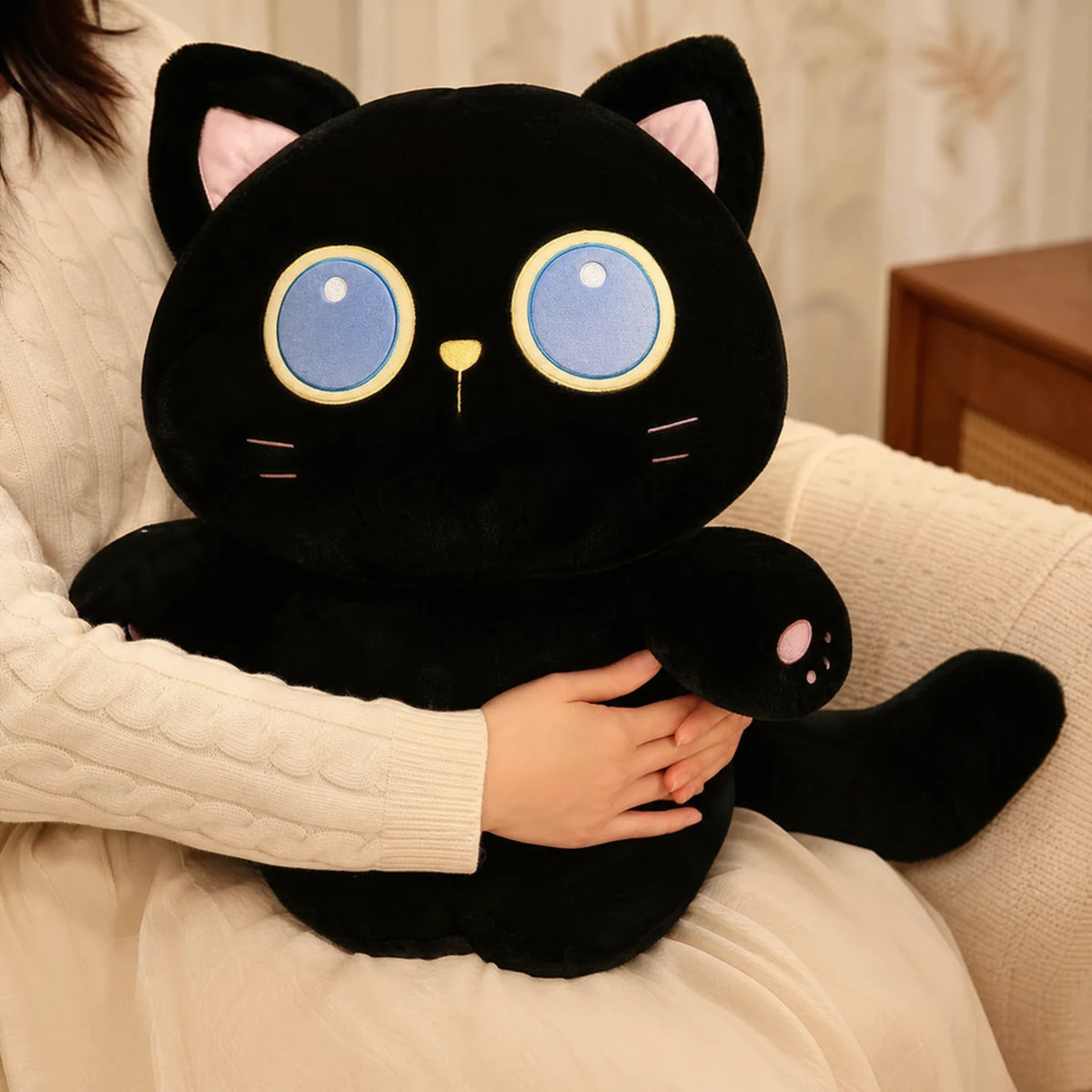 Black Cat Plush with Large Blue Eyes and Soft Fur - Utilisation du produit