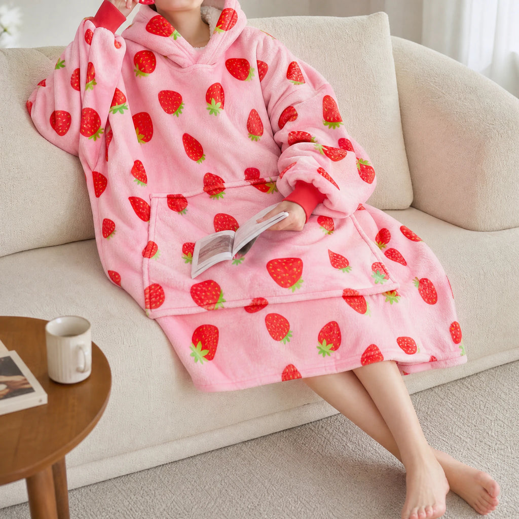 Blanket Hoodie Oversized with Strawberry Print - Pink - Utilisation du produit