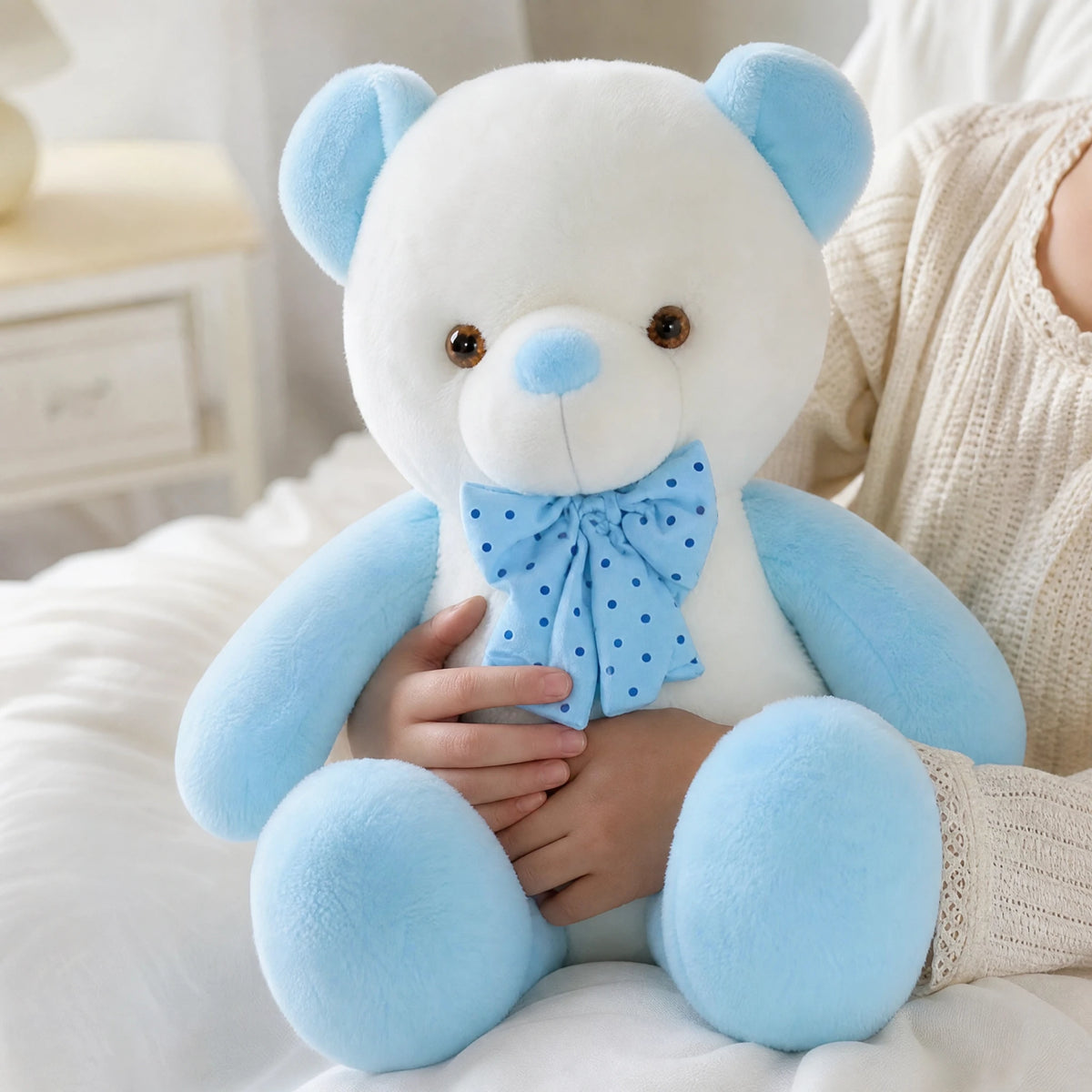 Blue Teddy Bear with Spotted Bow and Soft White Plush - Utilisation du produit