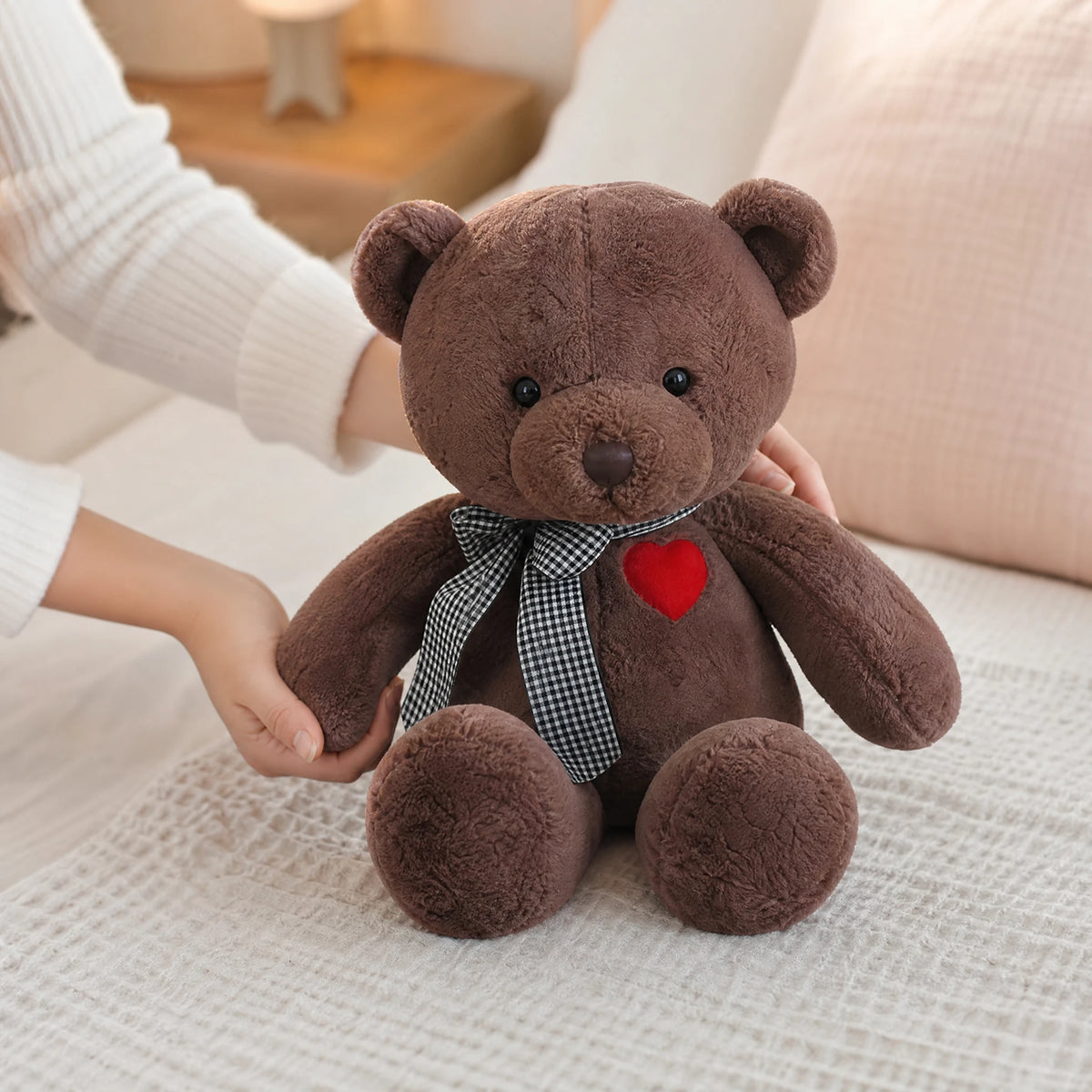 Brown Teddy Bear with Heart Detail and Checkered Bow - Utilisation du produit