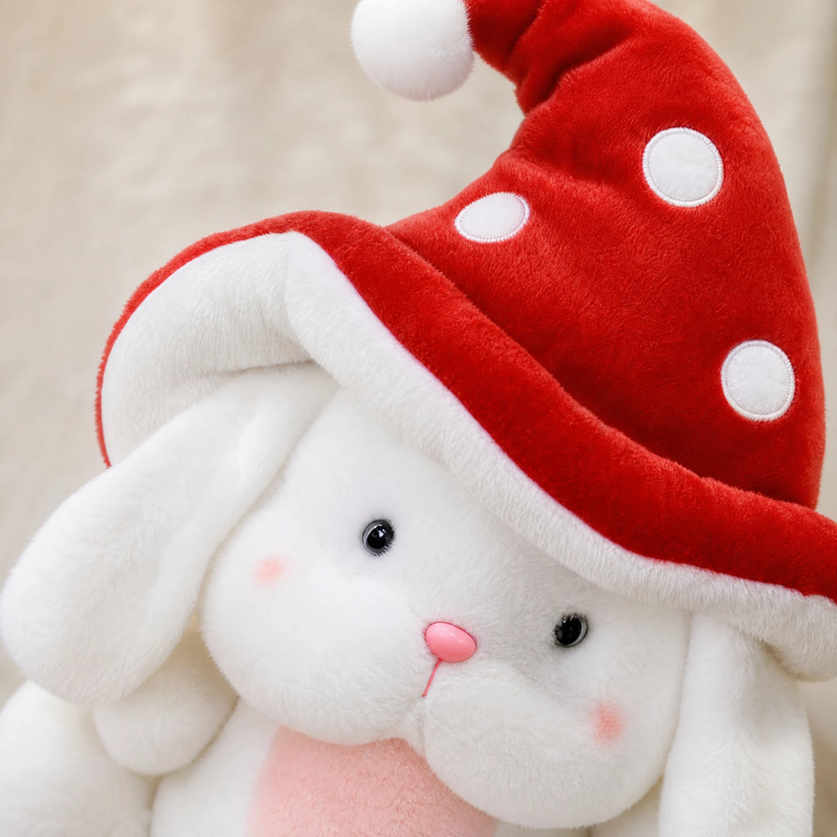 Bunny Plush with Mushroom Hat in Red or Brown - Détail matière