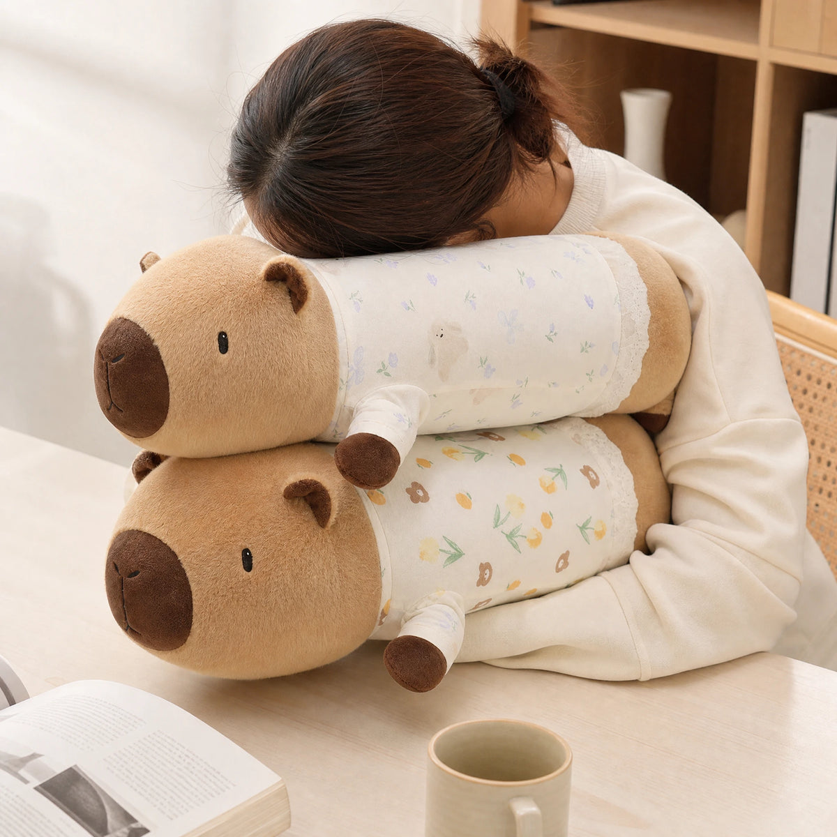 Capybara Body Pillow with Pyjamas – Long Plush Cuddle Buddy - Utilisation du produit