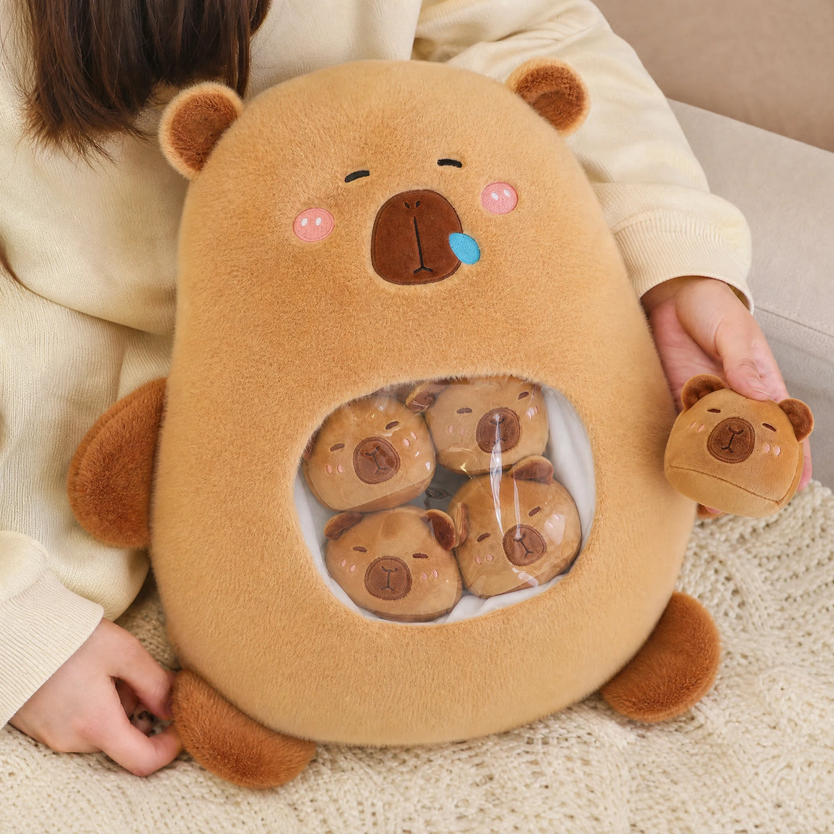 Capybara Plush Candy Bag with Removable Mini Plushies - Utilisation du produit