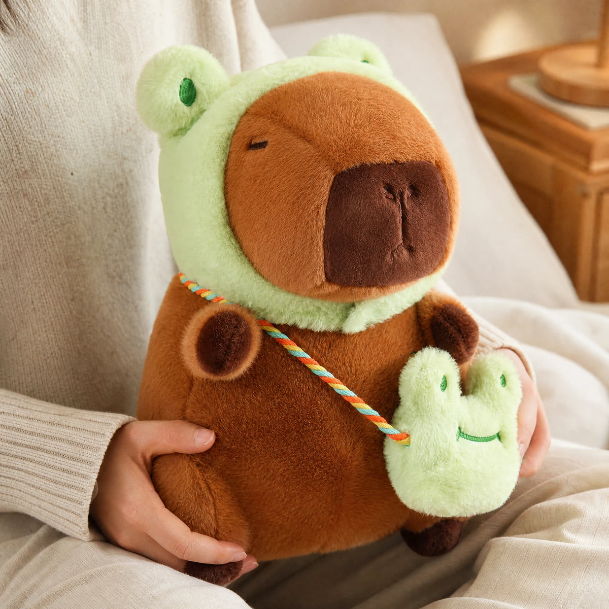 Capybara Plush in Frog Costume with Accessories - Utilisation du produit