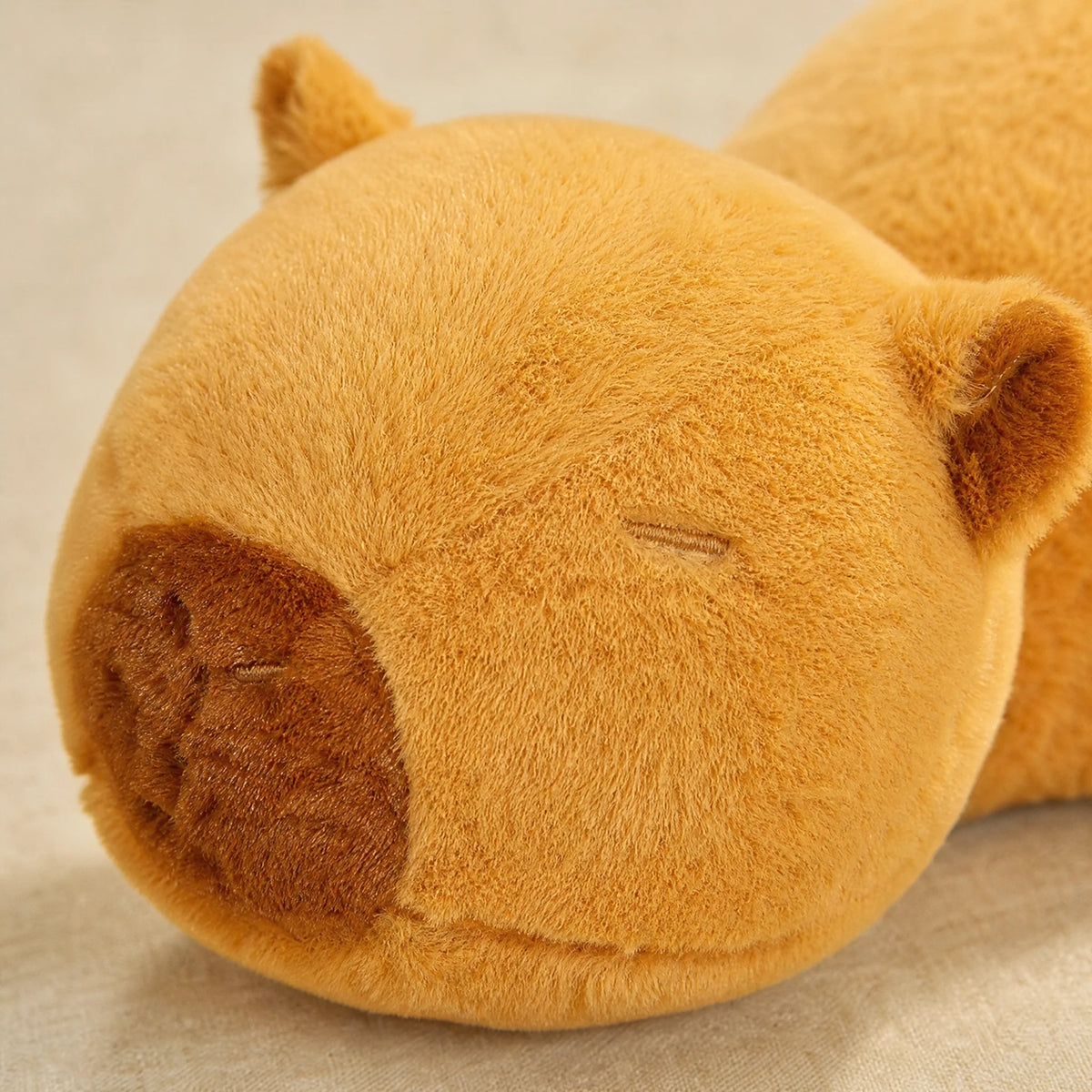 Capybara Plush in Lying Down Position - Soft Cuddly Animal - Détail matière