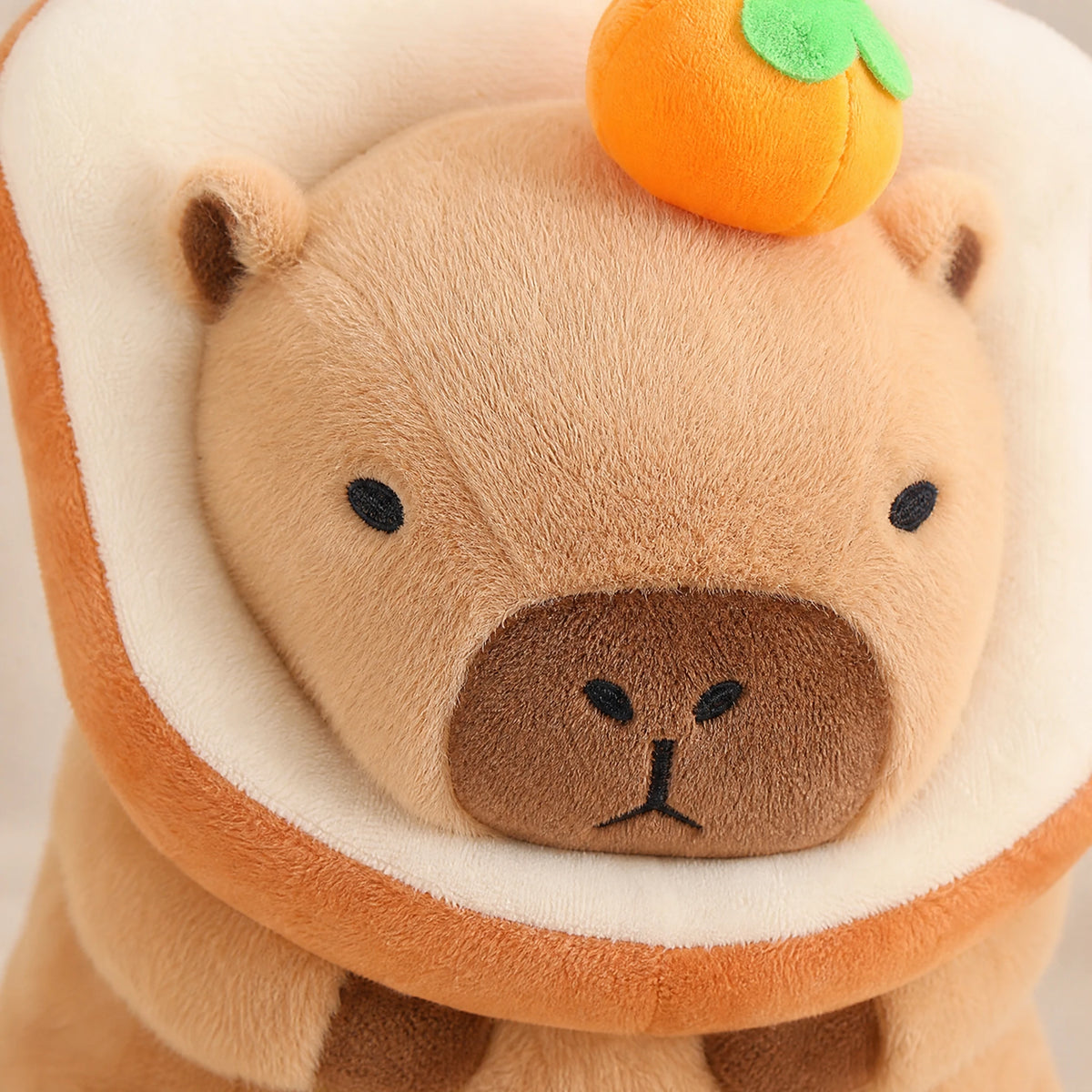 Capybara Plush Toy with Toast Hood and Fruit Accessories - Détail matière