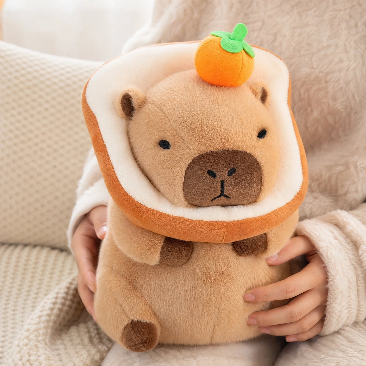Capybara Plush Toy with Toast Hood and Fruit Accessories - Utilisation du produit