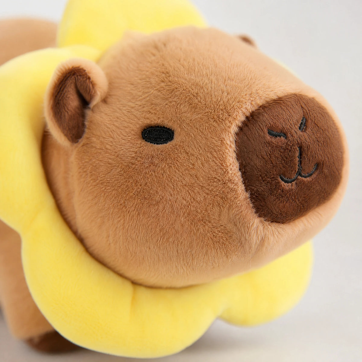 Capybara Plush with Flower Collar in Kawaii Style - Détail matière
