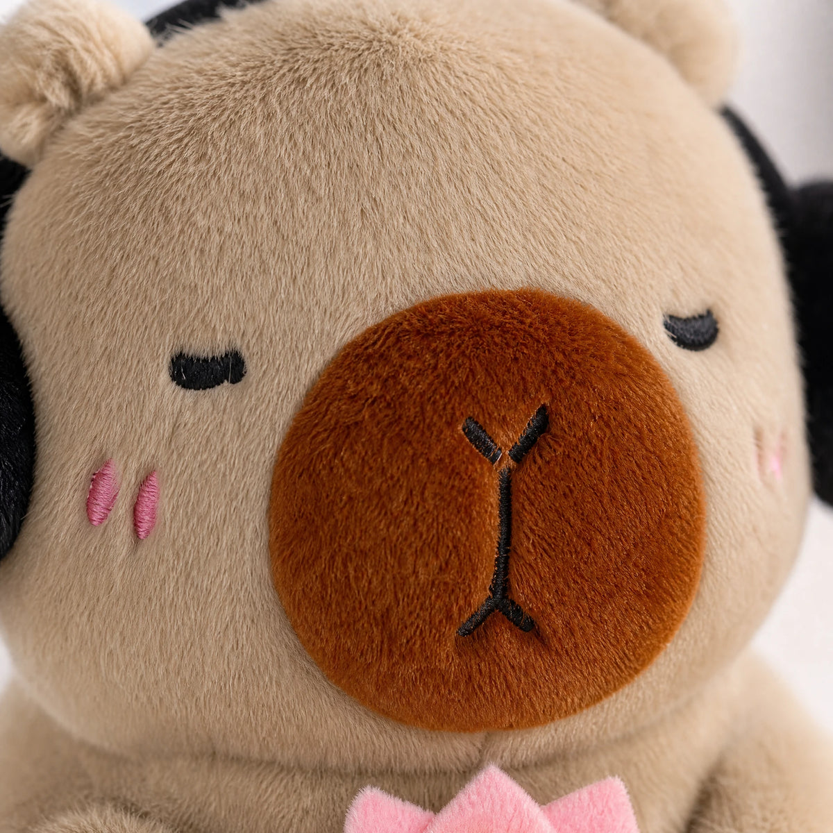 Capybara Plush with Lotus Flower and Headphones - Détail matière