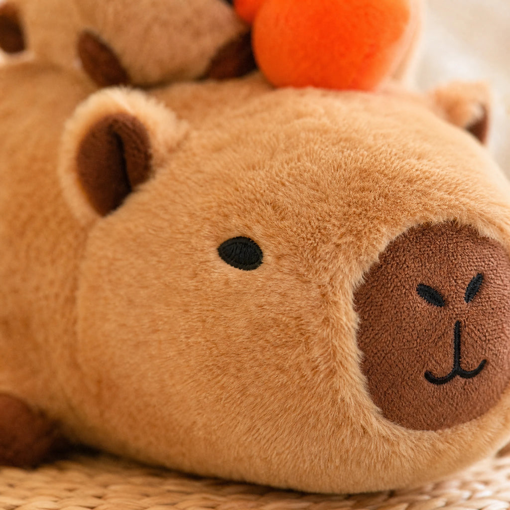 Capybara Plush with Orange and Bubble Blowing Feature - Détail matière