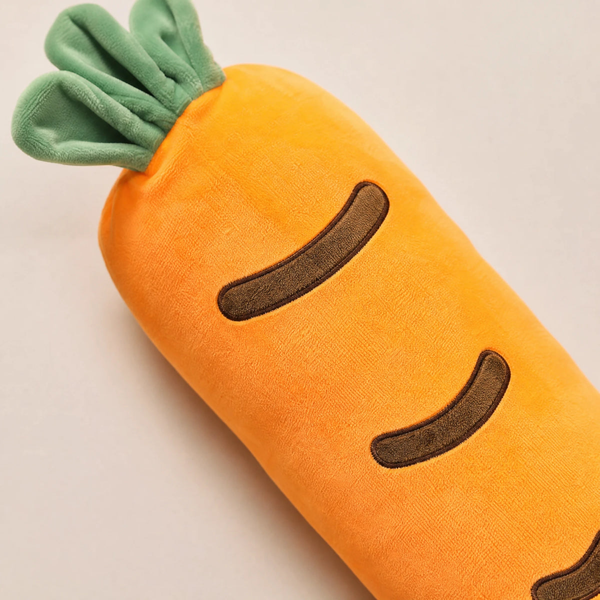 Carrot Body Pillow Plush with Removable Cover - Détail matière