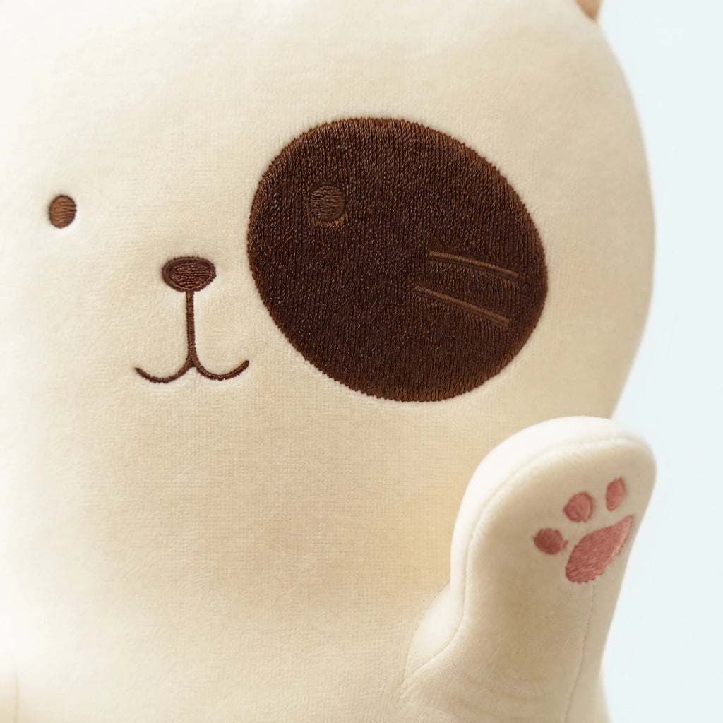 Cat Body Pillow - Elongated Plush with Raised Paws - Détail matière