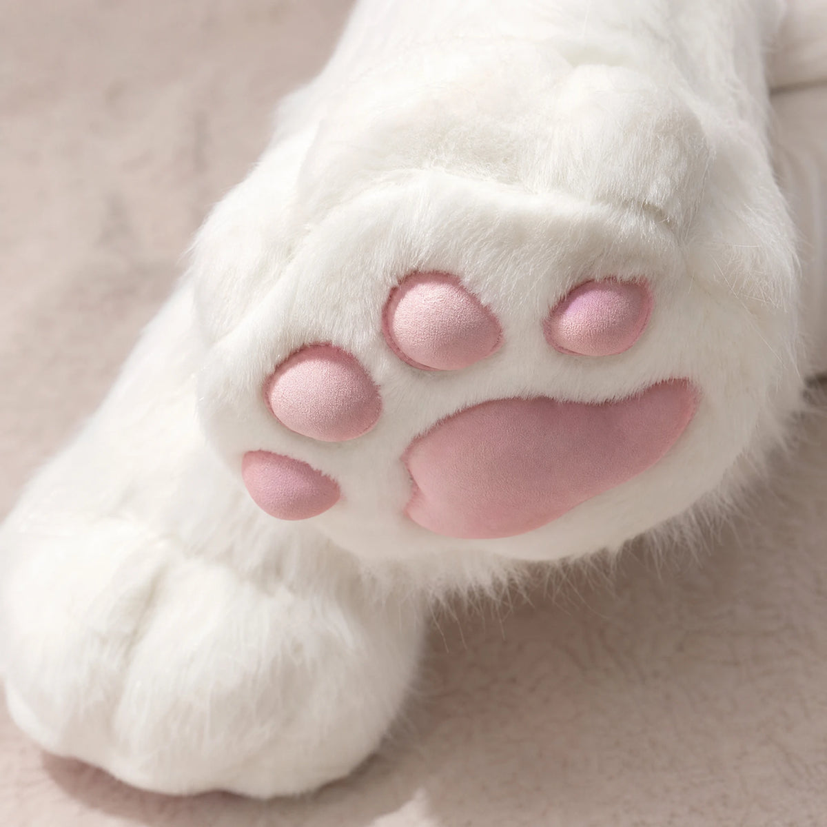 Cat Paw Slippers with Pink Toe Pads and Fluffy White Fur - Détail matière