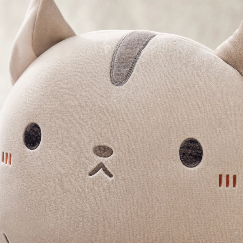 Cat Pillow Plush with Embroidered Face and 3D Ears - Détail matière