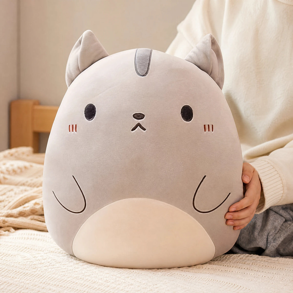 Cat Pillow Plush with Embroidered Face and 3D Ears - Utilisation du produit