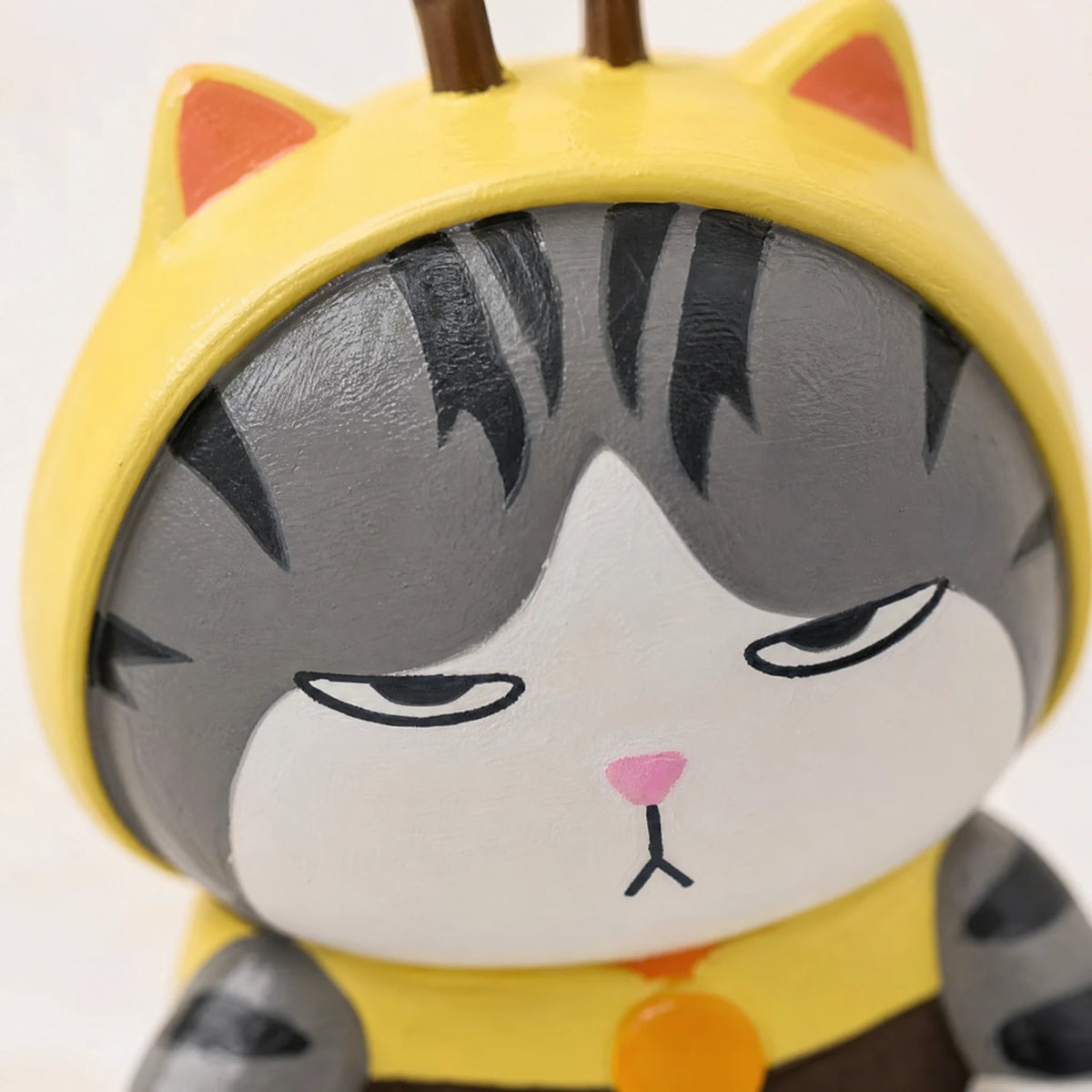 Cat Plush in Bee Costume with Striped Gray Fur - Détail matière