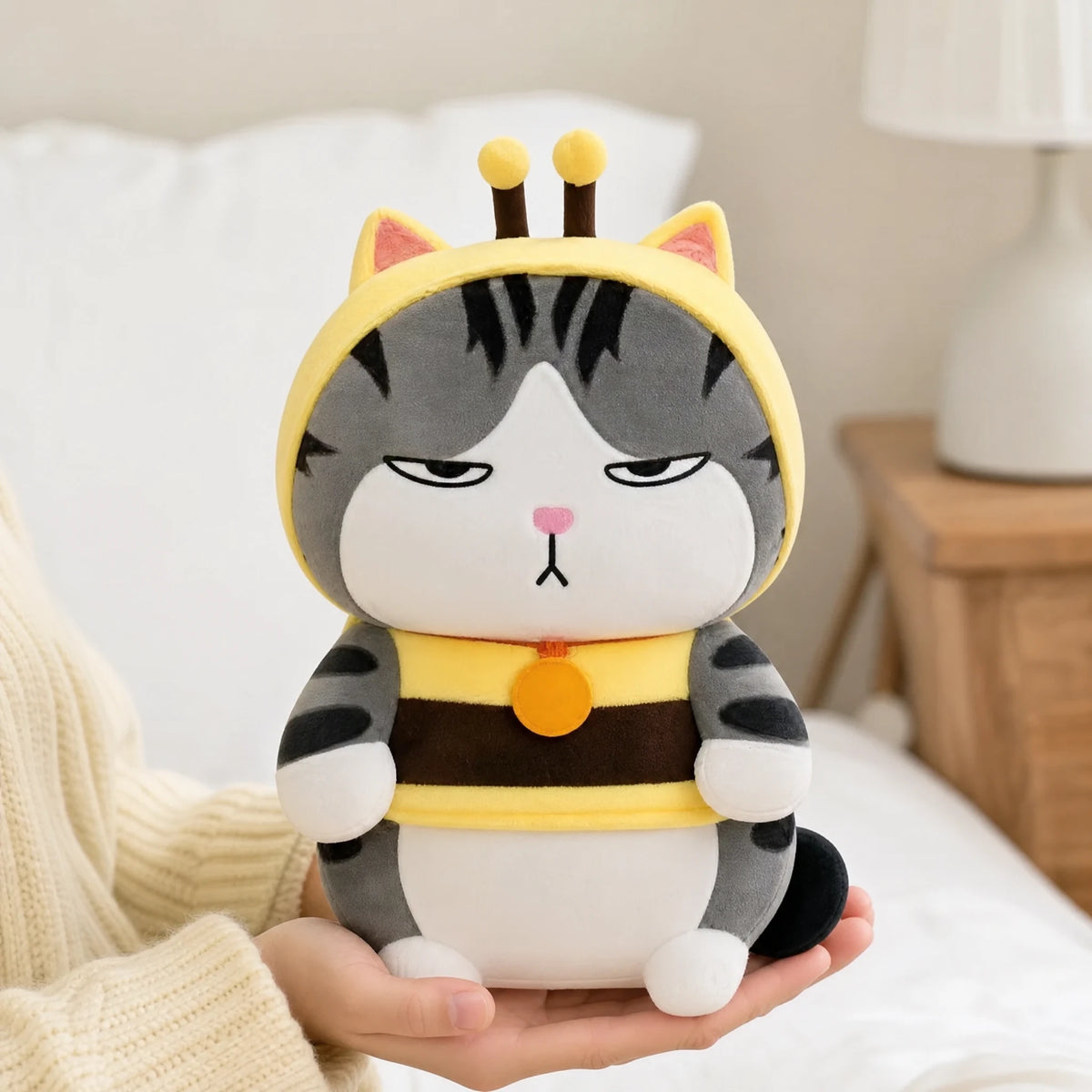 Cat Plush in Bee Costume with Striped Gray Fur - Utilisation du produit