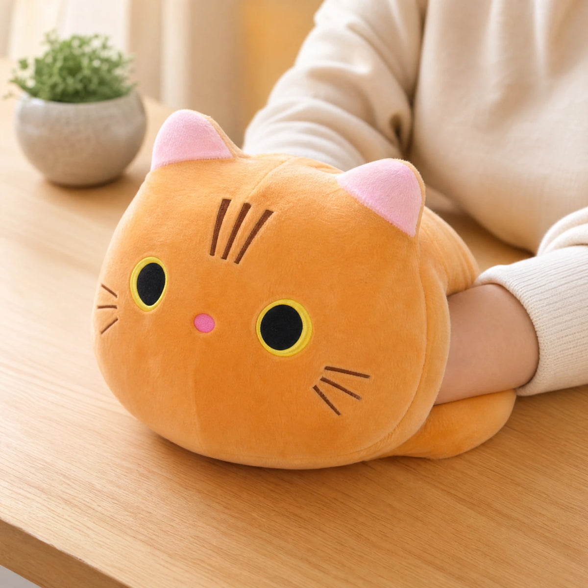 Cat Plush Pillow with Embroidered Face and Pink Ears - Utilisation du produit
