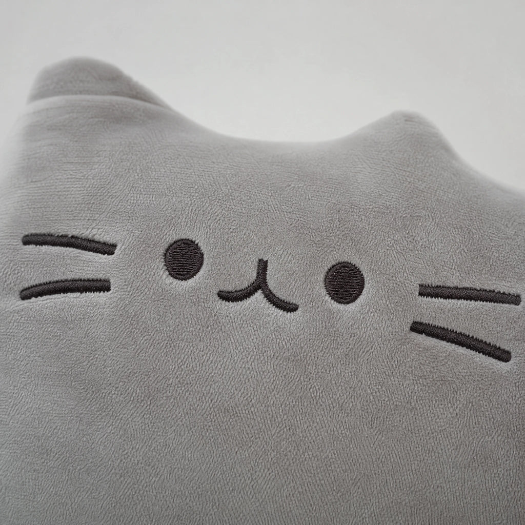 Cat Plush Pillow with Embroidered Face and Soft Gray Fabric - Détail matière
