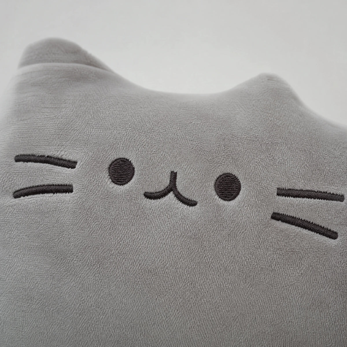 Cat Plush Pillow with Embroidered Face and Soft Gray Fabric - Détail matière