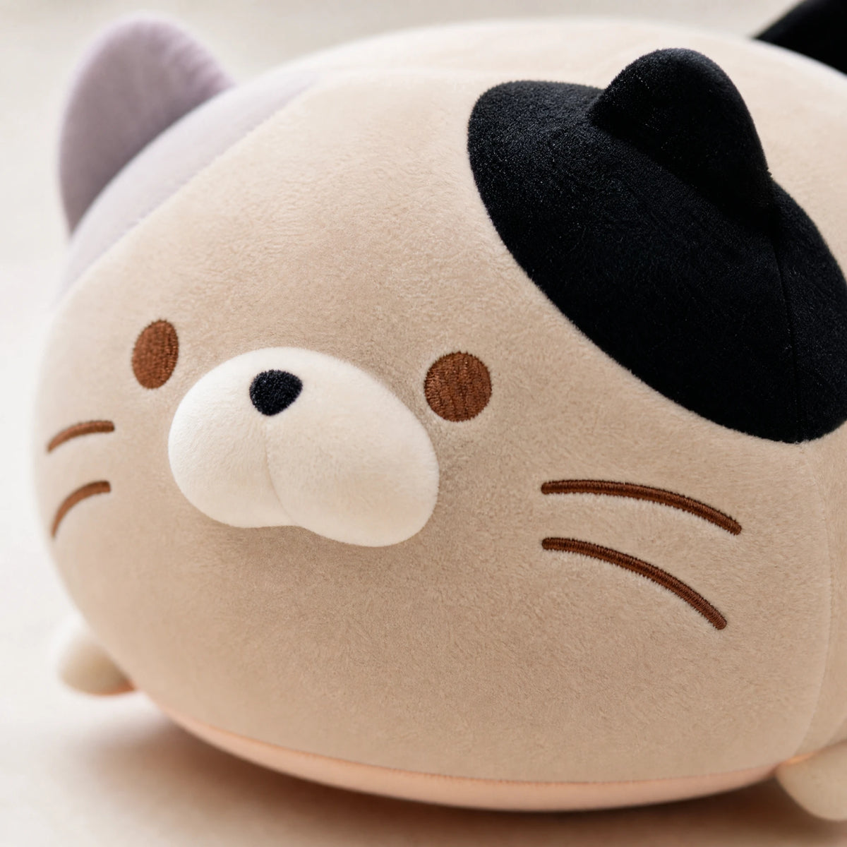 Cat Plush Pillow with Rounded Shape and Embroidered Details - Détail matière
