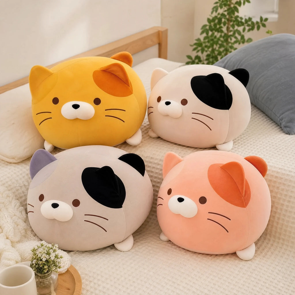 Cat Plush Pillow with Rounded Shape and Embroidered Details - Utilisation du produit