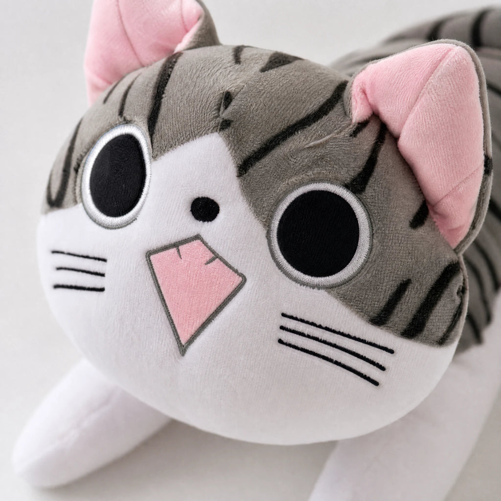 Cat Plush Pillow with Striped Design and Pink Details - Détail matière
