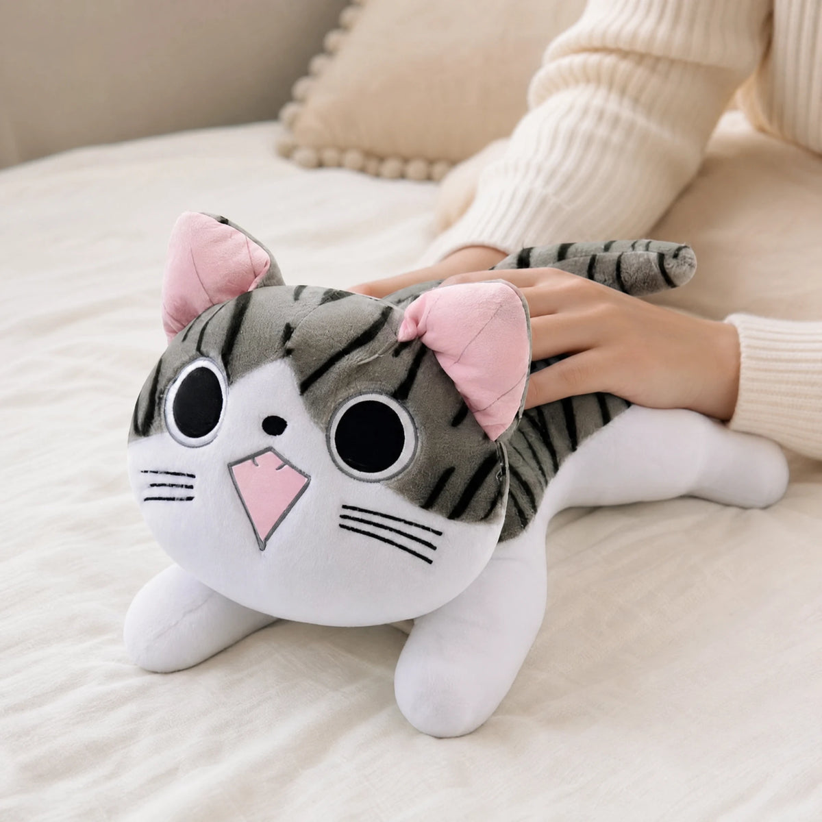 Cat Plush Pillow with Striped Design and Pink Details - Utilisation du produit