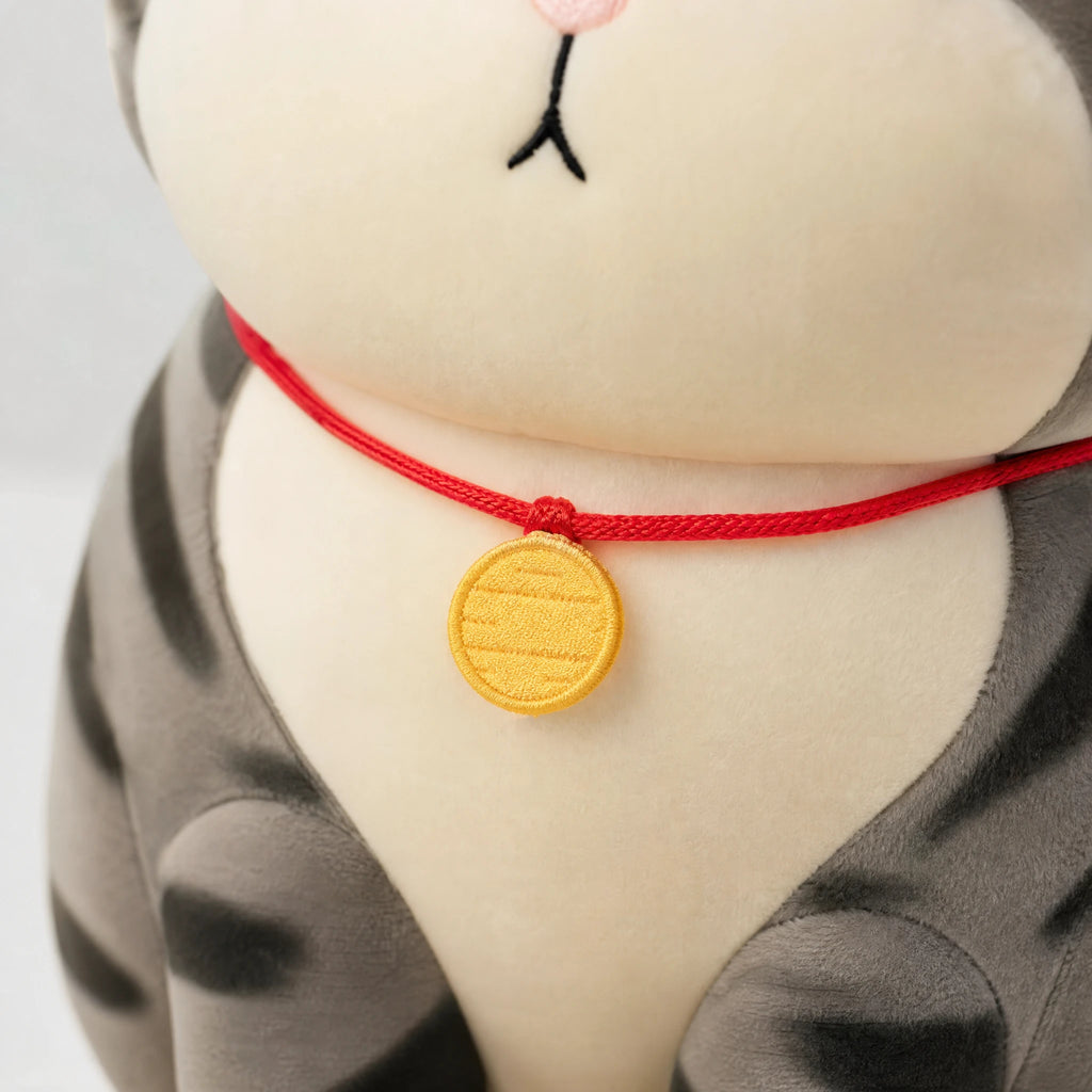 Cat Plush Toy with Imperial Crown and Gray Stripes - Détail matière