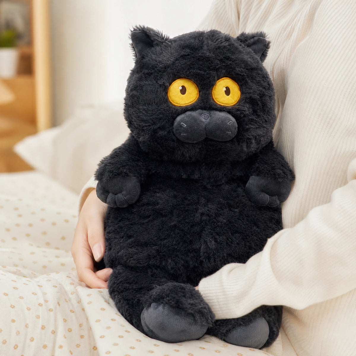 Cat Plush Toy with Large Yellow Eyes and Dark Grey Fur - Utilisation du produit
