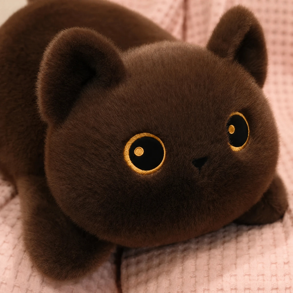 Cat Plush Toy with Round Body and Golden Eyes - Détail matière