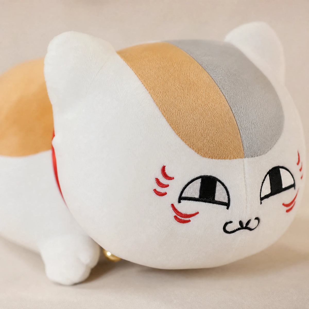 Cat Plush Toy with Tricolor Face Pattern - Détail matière