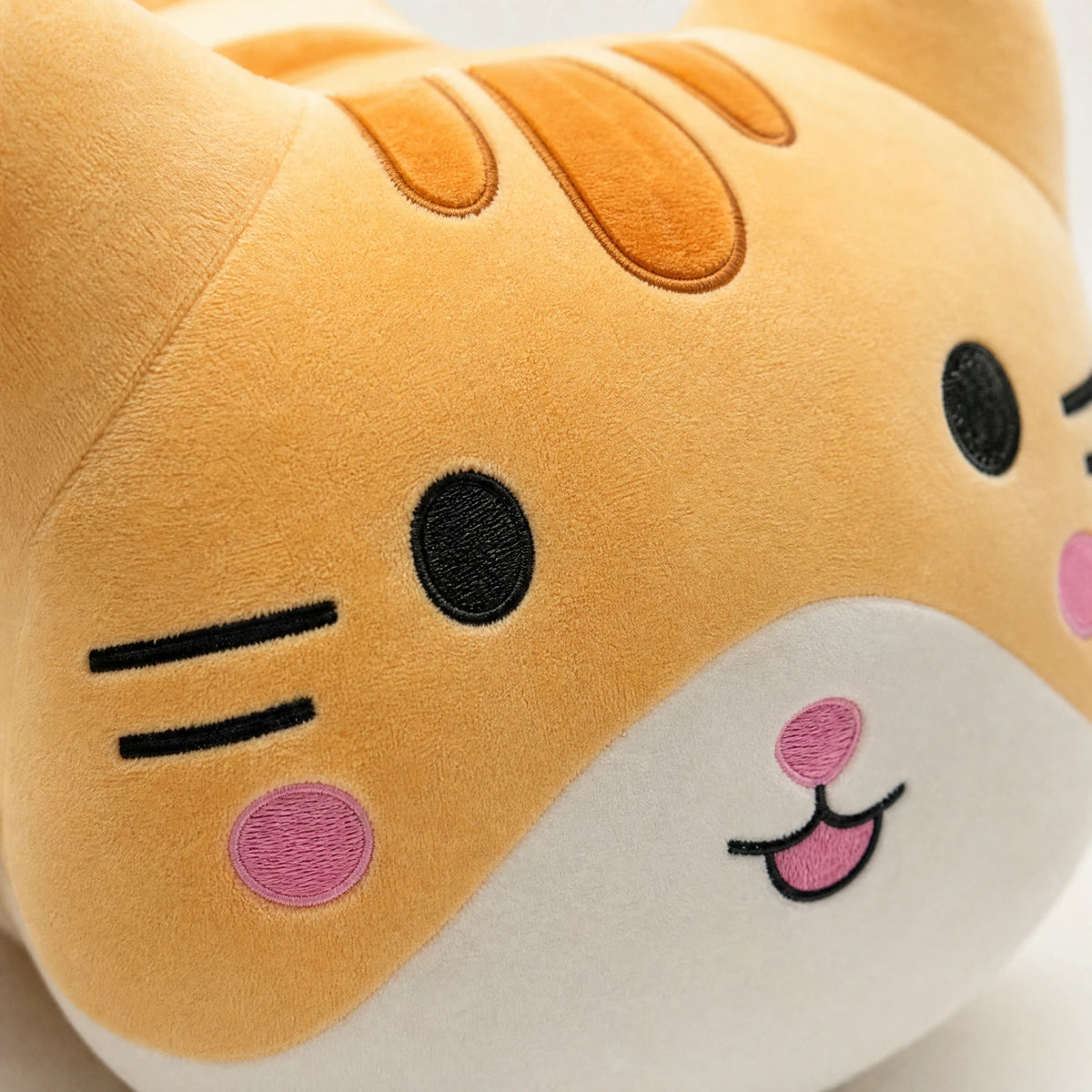 Cat Stuffed Animal Pillow, Lying Tabby Design - Détail matière