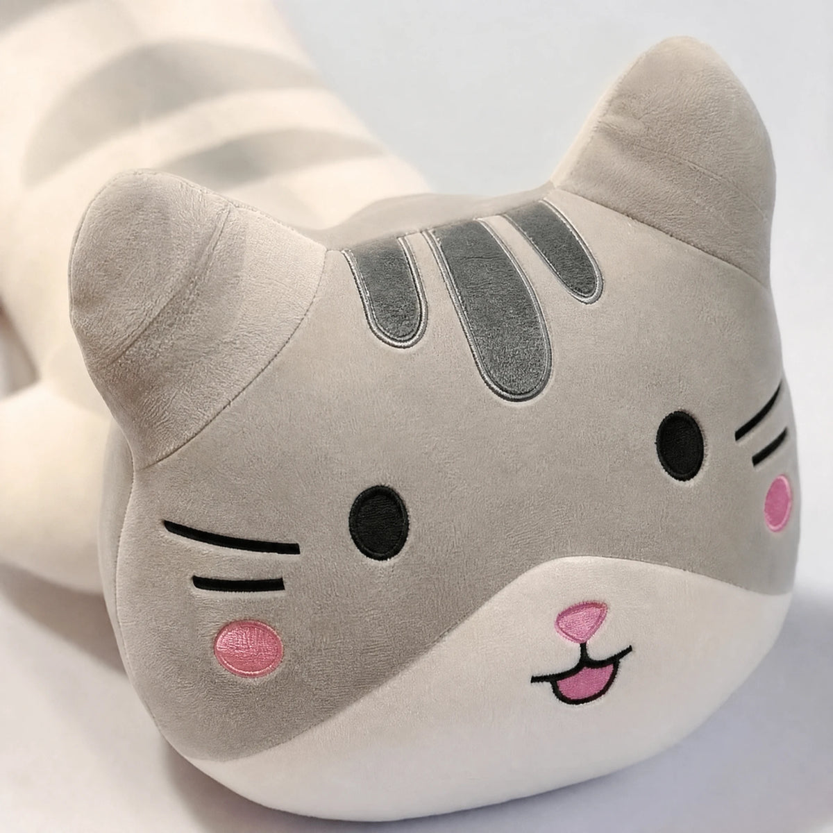 Cat Stuffed Animal Pillow with Grey Stripes - Détail matière
