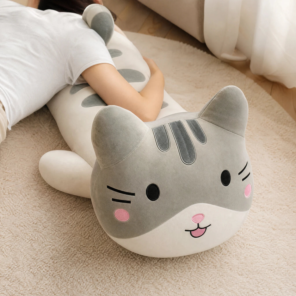 Cat Stuffed Animal Pillow with Grey Stripes - Utilisation du produit