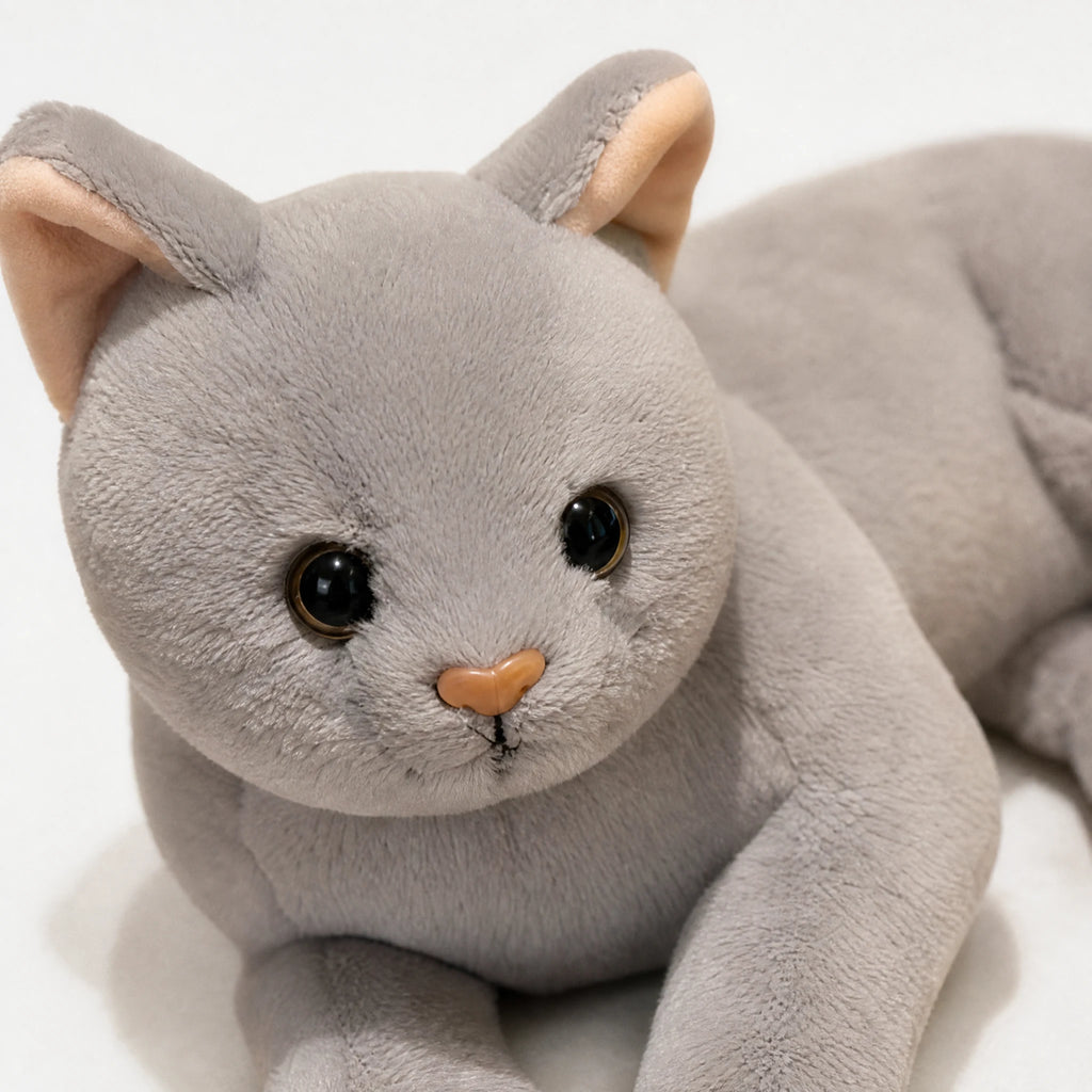 Cat Stuffed Animal – Soft Gray Plush in Sitting Pose - Détail matière