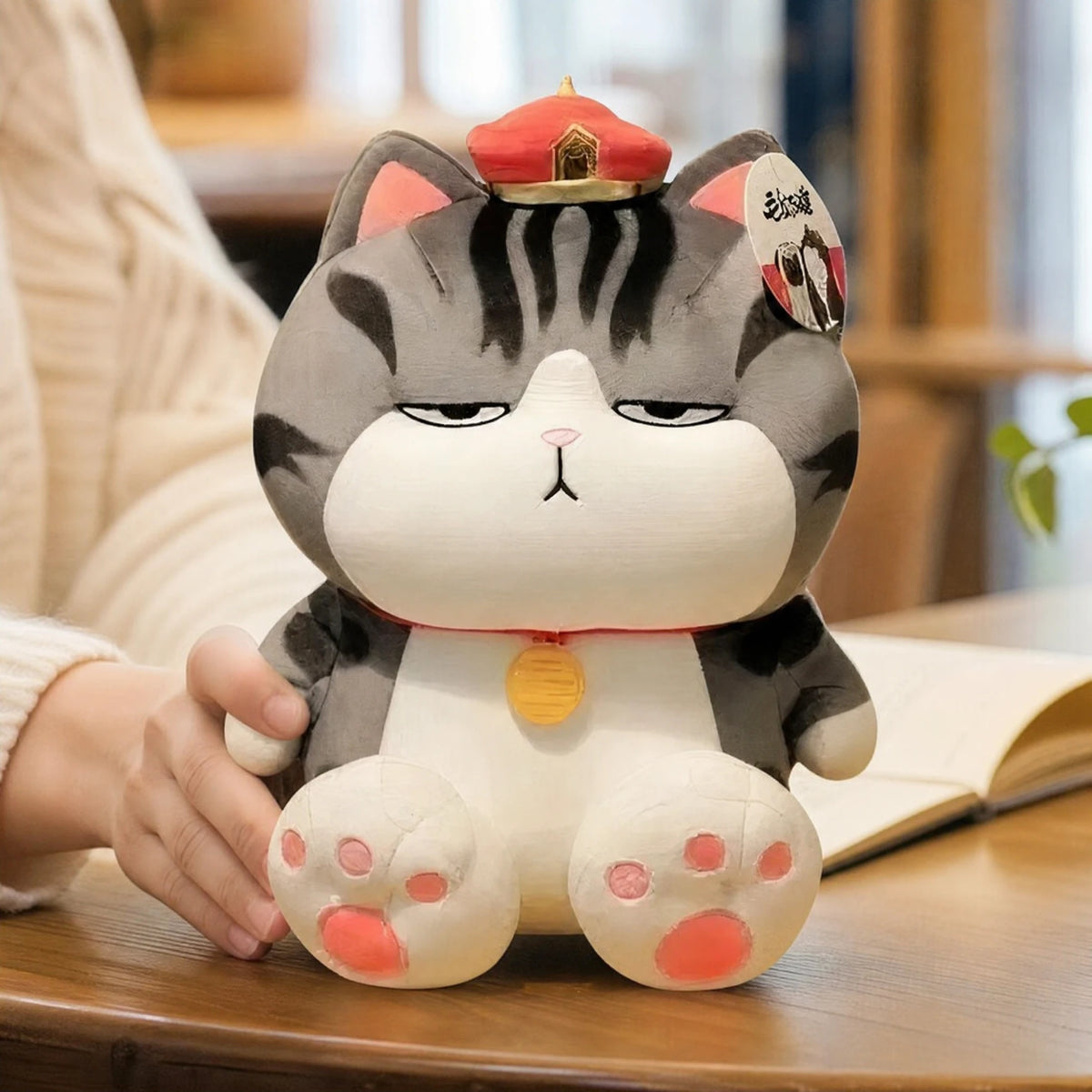 Cat Stuffed Animal with Emperor Hat and Pink Paws - Utilisation du produit