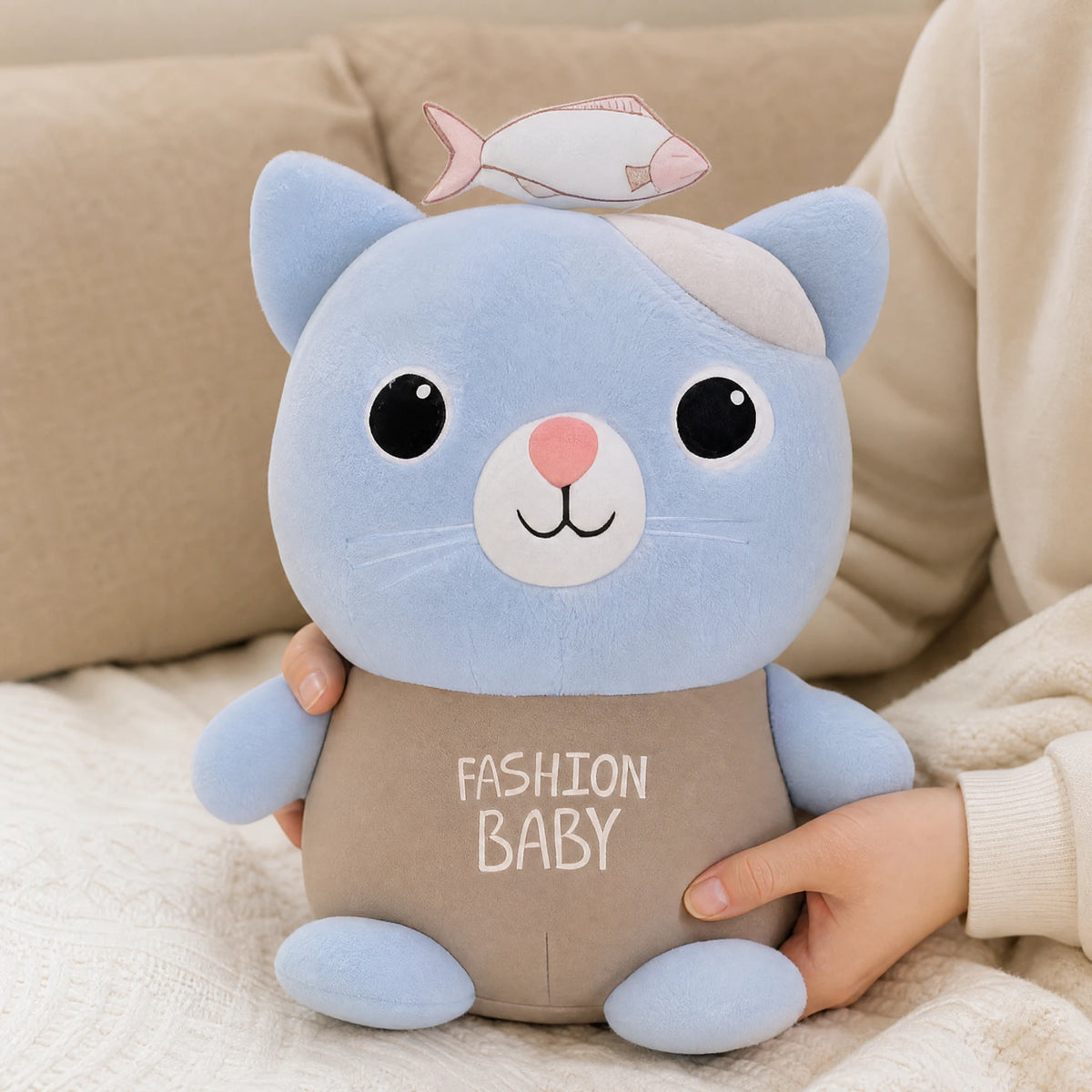 Cat Stuffed Animal with Fish Detail and Fashion Baby Print - Utilisation du produit