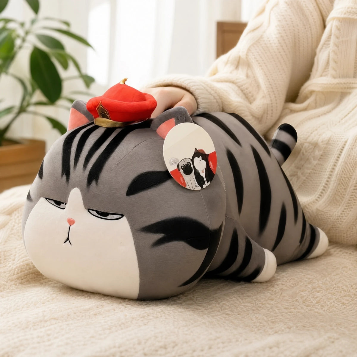 Cat Stuffed Animal with Gray Tabby Stripes and Ramen Hat - Utilisation du produit