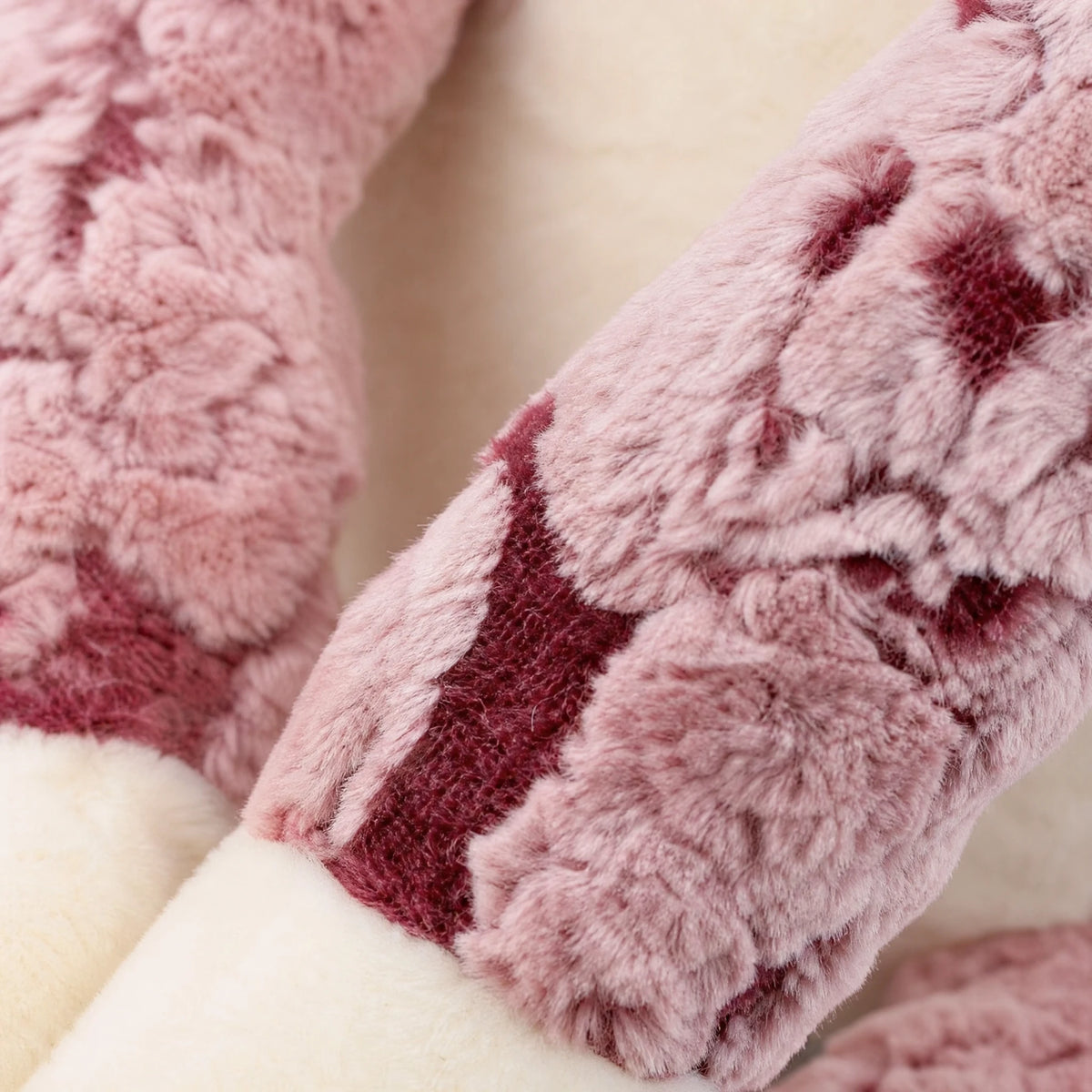 Cat Stuffed Animal with Long Legs and Striped Plush Fur - Détail matière