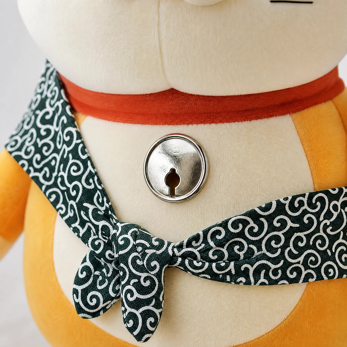 Cat Stuffed Animal with Patterned Scarf and Red Collar - Détail matière