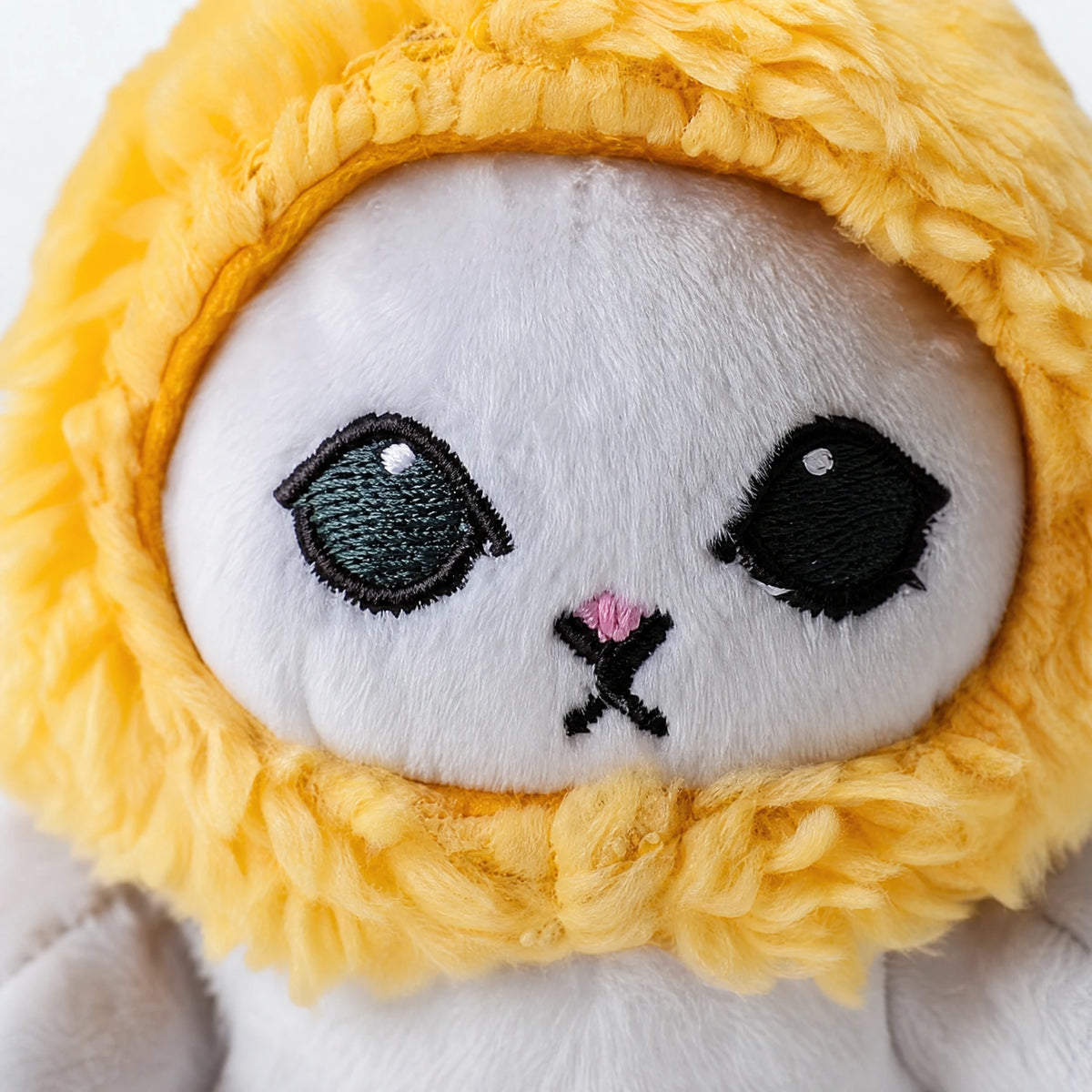 Cat Stuffed Animal with Yellow Chicken Hood and Pink Paws - Détail matière