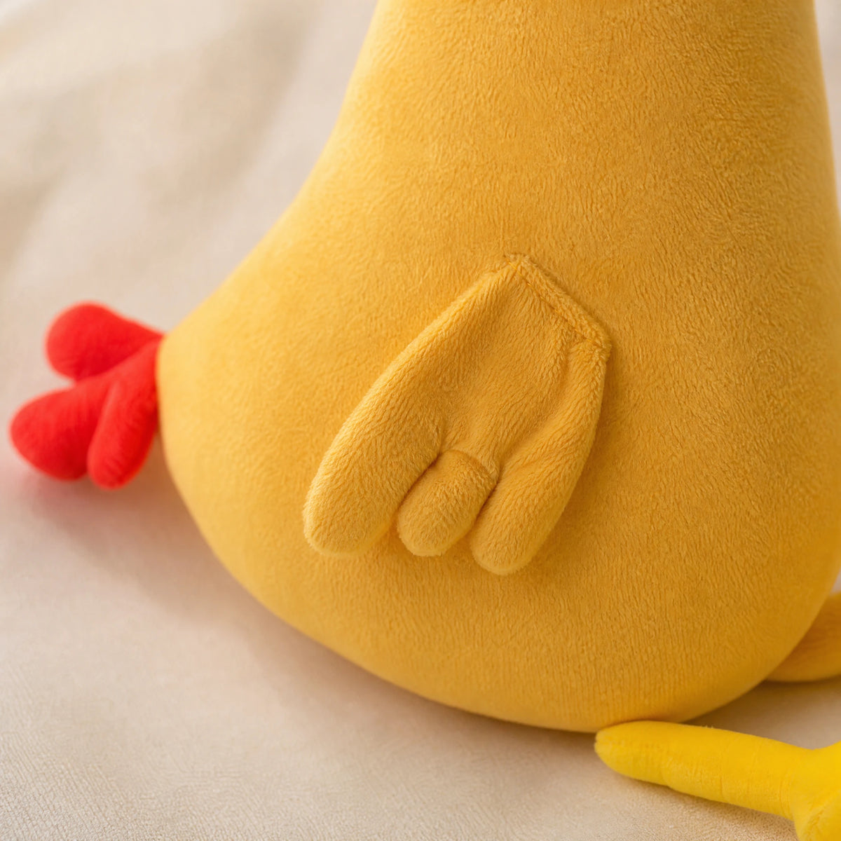 Chicken Plush Toy in Yellow and Orange with Red Crest - Détail matière
