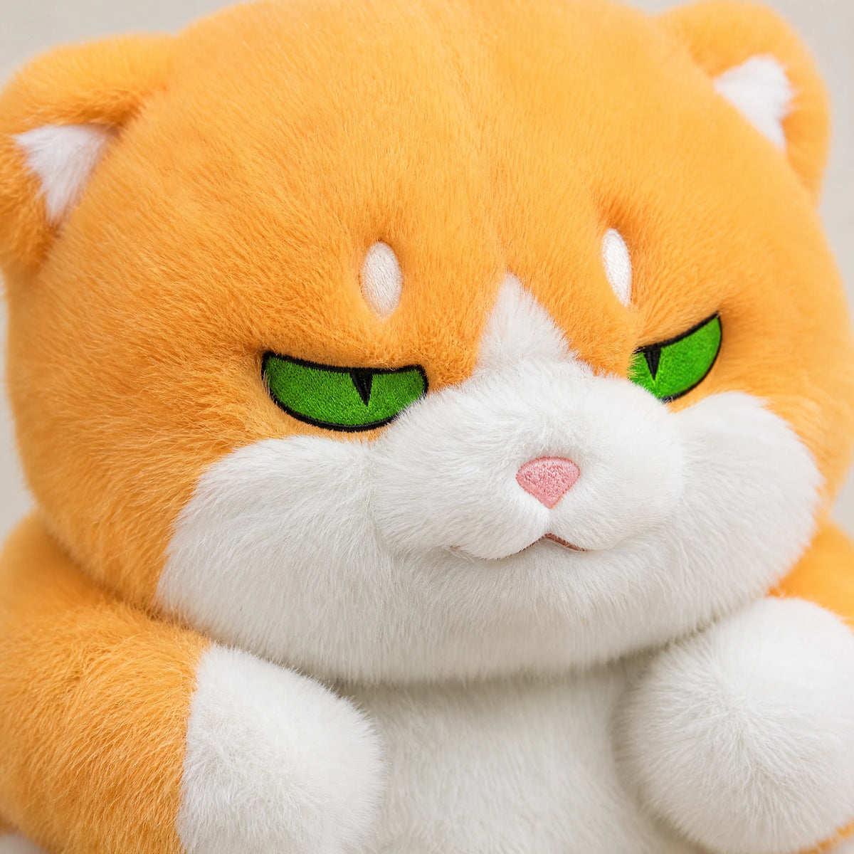 Chubby Cat Plush with Expressive Eyes in Gray or Ginger - Détail matière