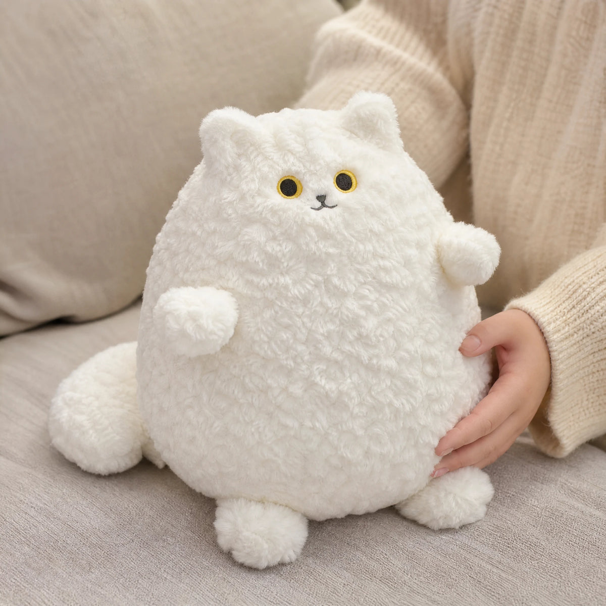 Chubby Cat Plush with Round Belly and Wide Eyes - Utilisation du produit