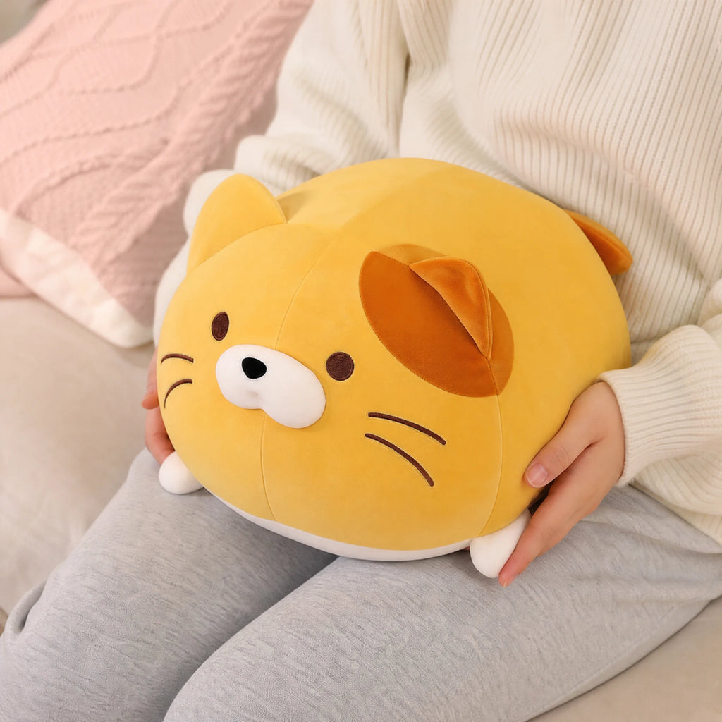 Chubby Cat Plush with Round Shape and Sweet Expression - Utilisation du produit