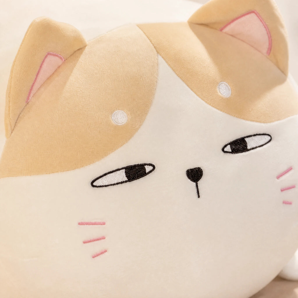 Chubby Cat Plush with Soft Round Shape and Embroidered Face - Détail matière