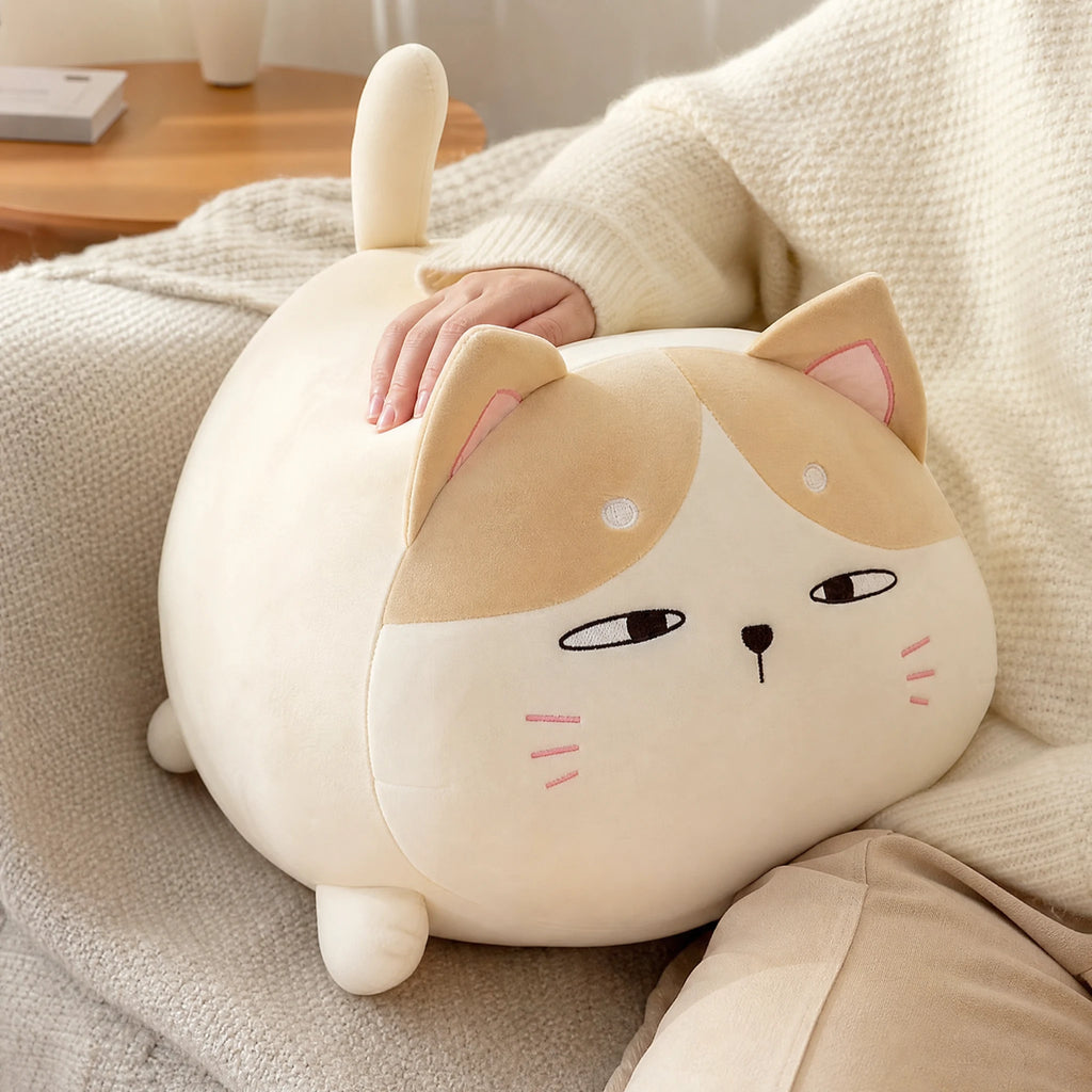 Chubby Cat Plush with Soft Round Shape and Embroidered Face - Utilisation du produit