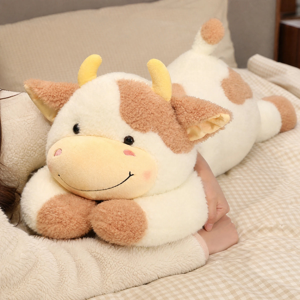 Cow Plush Pillow with Soft Fluffy Texture in Lying Position - Utilisation du produit