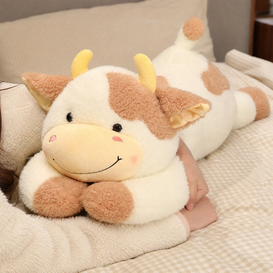 Cow Plush Pillow with Soft Fluffy Texture in Lying Position - Utilisation du produit